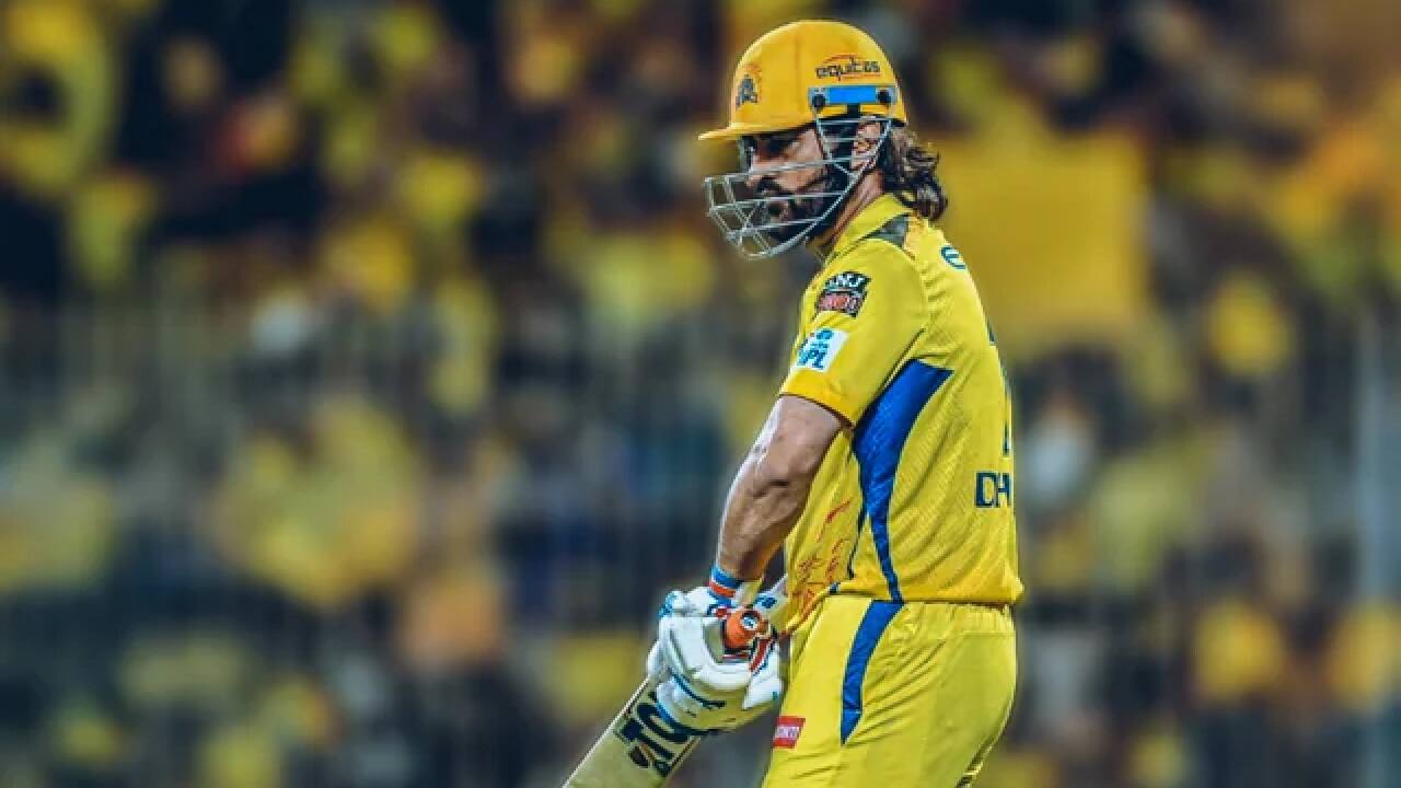 MS Dhoni batting for CSK in IPL