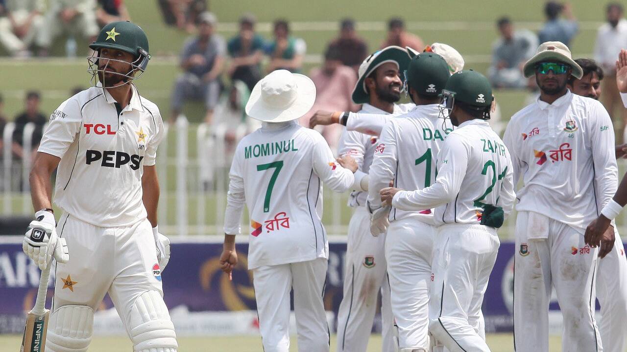Bangladesh team celebrating after taking a wicket against Pakistan