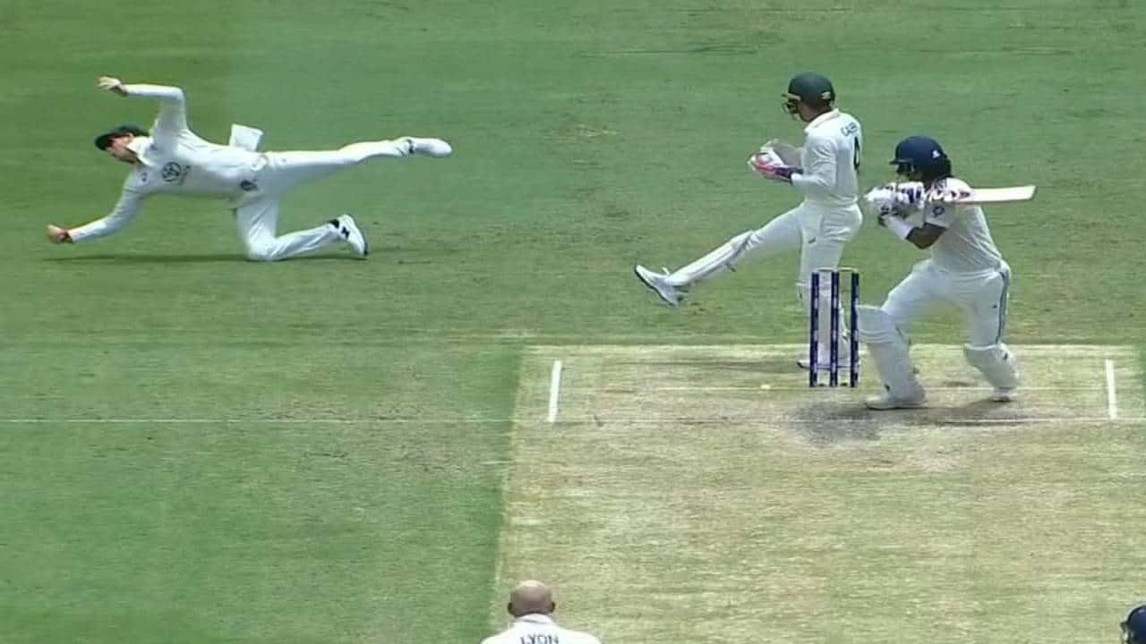 Steve Smith takes brilliant catch